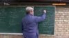 «І у дощ, і в холод». Вчителька проводить уроки в Бородянці у власному дворі (відео)
