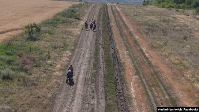 Жителі Херсонщини евакуйовуються у напрямку Зеленодольська, квітень 2022 року