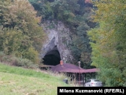 Pogled na ulaz Petničke pećine.
