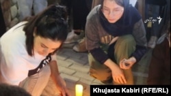 تعدادی از زنان و دختران افغان در شهر بشکیک پایتخت قرغیزستان به یاد بود از قربانیان مرکز آموزشی کاج٬ شمع روشن کردند