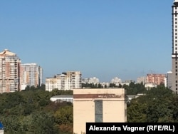 На горизонте справа над домами виден дым от пожара, начавшегося после одного из обстрелов Одессы