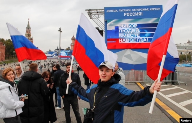 Njerëzit dolën në rrugë në Kremlin ku do të mbahet një koncert pas ceremonisë së aneksimit të territoreve të Ukrainës në Rusi, Moskë, 30 shtator.