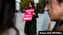 Protesta në Prishtinë në shenjë solidarizimi me gratë iraniane.