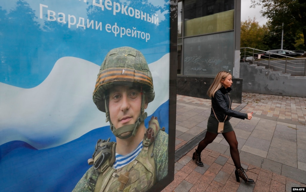 Një pllakat rekrutimi në Moskë, me sloganin &ldquo;Lavdi heronjve të Rusisë&rdquo;. Bashkimi Evropian planifikon t&rsquo;i bashkohet Mbretërisë së Bashkuar dhe të tjerëve në vendosjen e sanksioneve ndaj organizatorëve të &ldquo;referendumeve ilegale dhe jolegjitime&rdquo;, të cilat janë zhvilluar në katër rajone të Ukrainës, të cilat janë të paktën pjesërisht të kontrolluara nga Moska. Referendumet, të cilat nisën më 23 shtator, dhe zgjatën deri më 27 shtator, janë dënuar nga Kievi, nga udhëheqësit perëndimorë, dhe nga Organizata e Kombeve të Bashkuara, si përgatitje jolegjitime dhe të orkestruara për aneksim ilegal territoresh nga ana e Rusisë.