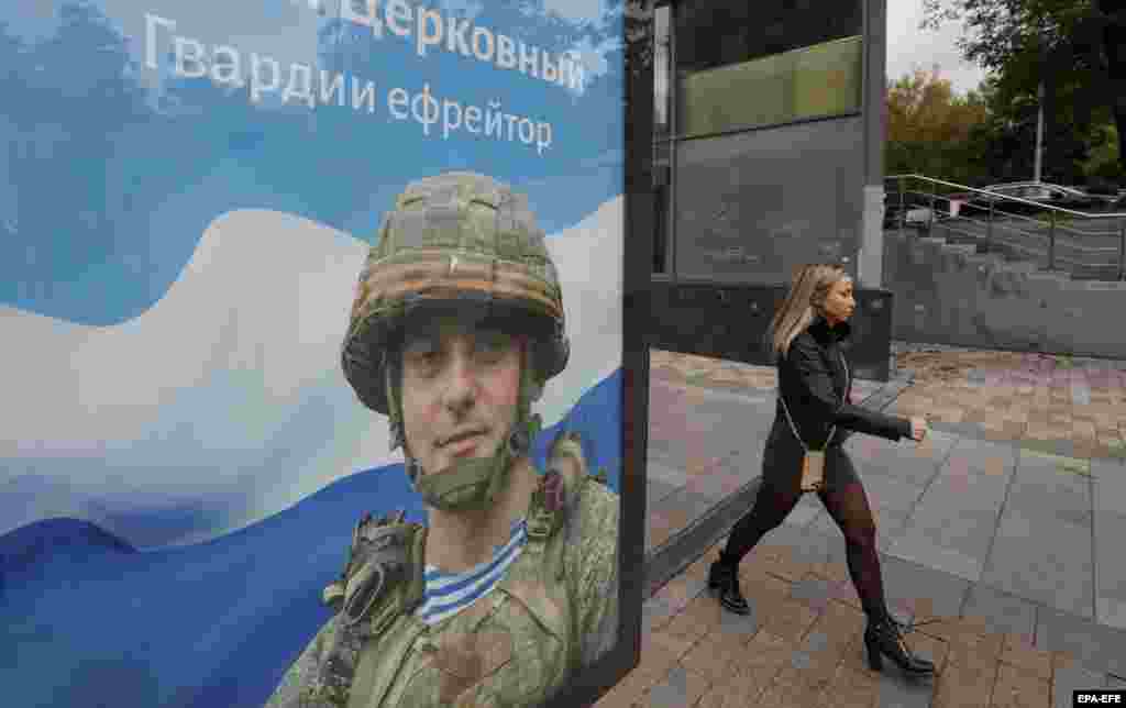 Плакат, посвященный мобилизации, в Москве. Официально власти России заявили, что намерены призвать 300 тысяч человек. Независимые СМИ заявляют, что на войну в Украине могут забрать до миллиона россиян
