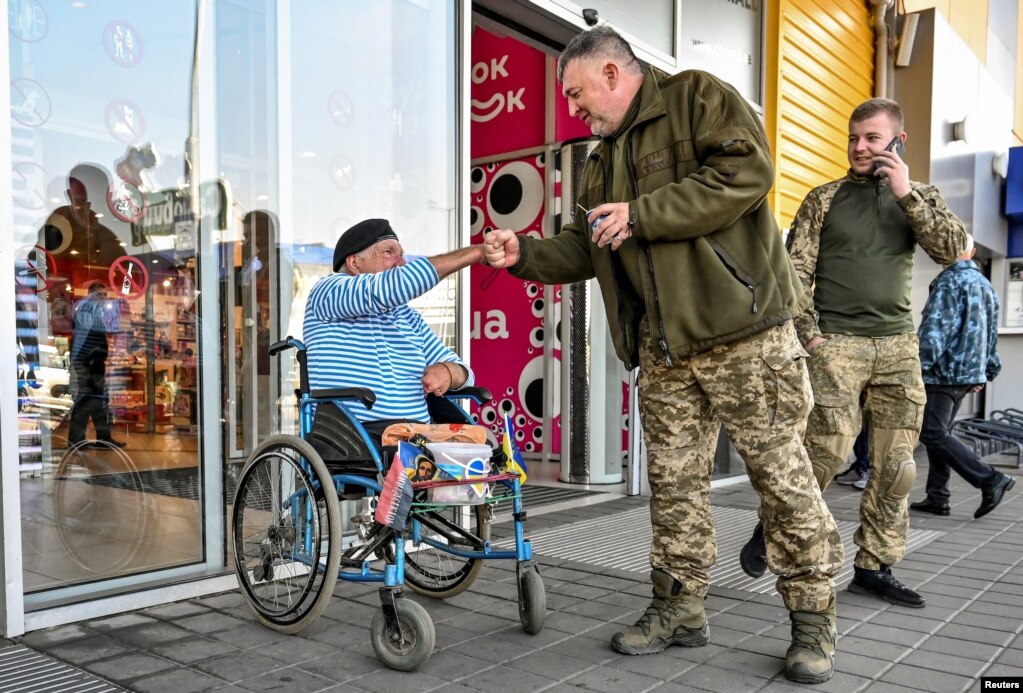 Hryhoriy Yanchenko, veteran i ushtrisë sovjetike, i cili ka ikur në Zaporizhja nga Hersoni i kontrolluar nga Rusia, duke i përshëndetur ushtarët teksa mblidhte donacione për ushtrinë ukrainase. Më 30 shtator, presidenti rus, Vladimir Putin, nënshkroi dokumentet për aneksimin formal të katër rajoneve ukrainase, që janë pjesërisht të okupuara nga Moska &ndash; Zaporizhja, Herson, Donjeck dhe Luhansk. Sekretari i Përgjithshëm i Organizatës së Kombeve të Bashkuara e ka quajtur këtë veprim &ldquo;ilegal&rdquo;, dhe ai nuk është njohur nëpër botë.