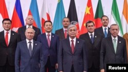 Președintele Rusiei, Vladimir Putin, președintele Kazahstanului, Kassym-Jomart Tokayev, președintele Turciei, Tayyip Erdogan, și alți oficiali, la summitul conferinței de la Astana, Kazahstan, 13 octombrie 2022