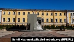 Інфраструктура і цивільне населення понад 20 населених пунктів України постраждали внаслідок масованих обстрілів із боку Росії 10 жовтня. На фото – пам’ятник Михайлу Грушевському на вулиці Володимирській у середмісті Києва