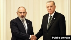 Czech Republic- Armenian Prime Minister Nikol Pashinian and Turkish President Recep Tayyip Erdogan meet in Prague, October 6, 2022.