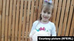 Anisia Borș are 6 ani și a avut 5 operații pe cord deschis. Pentru a se menține în viață, ea trebuie să ia câte 7 pastile de 2 ori pe zi.