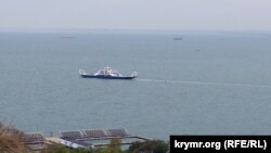 Российский паром в Керченском проливе после взрыва на Керченском мосту, Керчь, 9 октября 2022 года