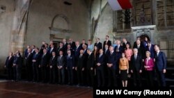 Poziranje za fotografiju na neformalnom samitu EU 27 i sastanku u okviru Evropske političke zajednice u Praškom dvorcu u Pragu, Češka Republika, 6. oktobra 2022.