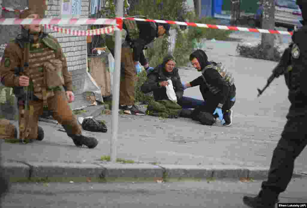 Медики помогают раненным во время атаки