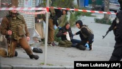 Медики помогают пострадавшим во время нападения на Киев беспилотникjd-камикадзе иранского производства 17 октября 2022 года. Иллюстрационное фото