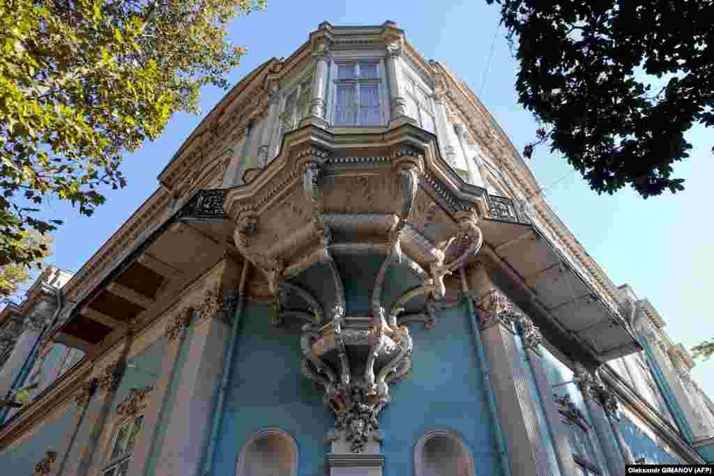 O altă clădire emblematică este fostul Palat Abaza, construit între anii 1856-1858 de arhitectul Ludwig Otton. Palatul găzduiește, în prezen,t Muzeul de Artă Occidentală și Orientală din Odesa. &nbsp;