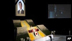 Akie Abe, udovica bivšeg premijera, poklanja se ispred oltara na ceremoniji državne sahrane Šinza Abea u Tokiju, Japan, 27. septembar 2022.