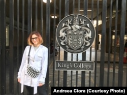 Andreea Ciora studiază Filozofie, Politică și Economie la King's College în Londra. Andreea critică autoritatea profesorilor din liceele românești, care deseori nu poate fi contrazisă în special la materiile socio-umane.