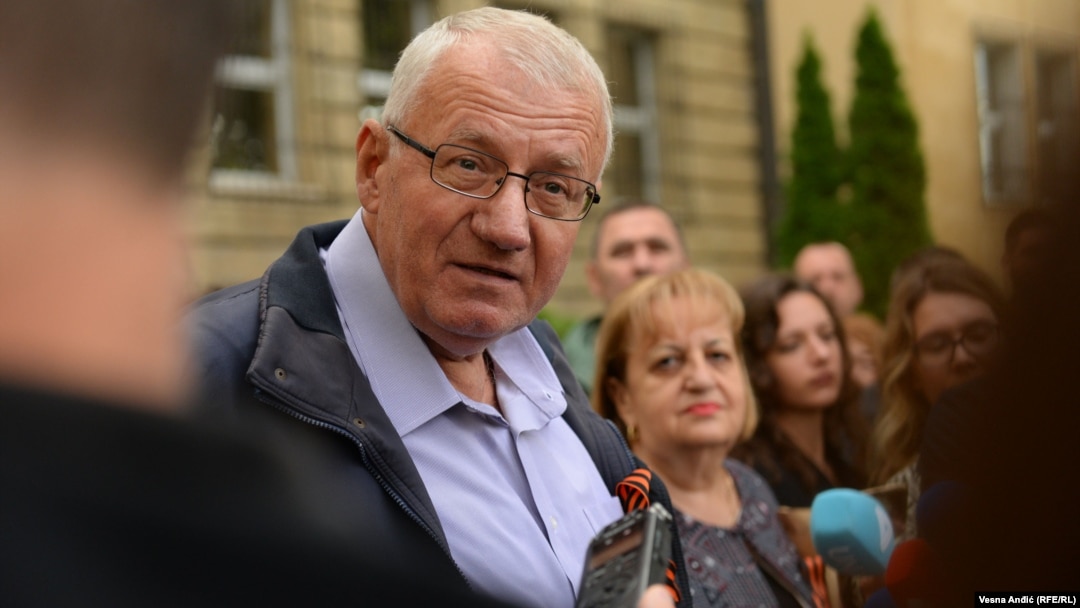 Lider radikala i haški osuđenik Vojislav Šešelj ispred zgrade Specijalnog suda u Beogradu nakon što je odbio saslušanje povodom kršenja pravilnika Tribunala, 27. septembar 2022.