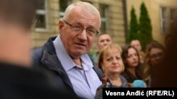 Lider radikala i haški osuđenik Vojislav Šešelj ispred zgrade Specijalnog suda u Beogradu nakon što je odbio saslušanje povodom kršenja pravilnika Tribunala, 27. septembar 2022.
