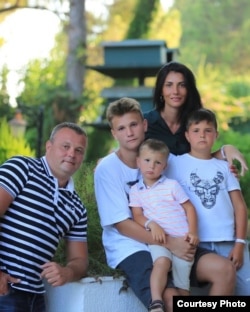 Родина Прийменків: мама Катя, тато Віталік та сини – Артем, Єгор та Кирило