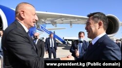 Президент Кыргызстана Садыр Жапаров встречает президента Азербайджана Ильхама Алиева в аэропорту.