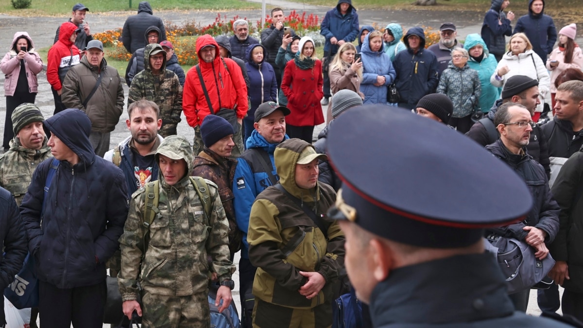 смотреть двое на голой земле