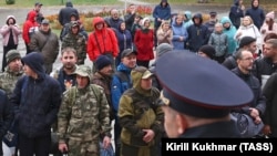 Мужчины у пункта предварительного сбора граждан военного комиссариата в Новосибирске, 26 сентября 2022 года