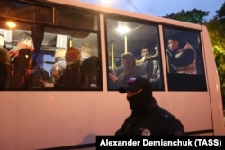 Автобус с задержанными участниками акции протеста против частичной мобилизации, Санкт-Петербург, 21 сентября 2022 года