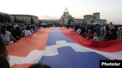 Nagorno-Karabakh - Demonstrators carry a huge Karabakh flag in Stepanakert, September 2, 2022.