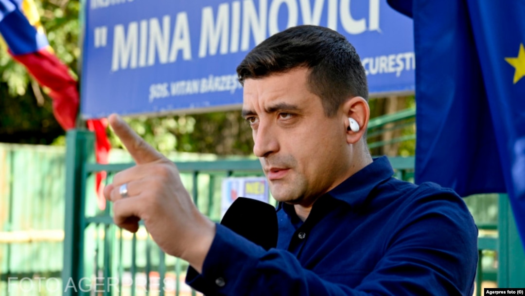 Președintele Alianței pentru Unirea Romanilor (AUR), deputatul George Simion, face declarații de presa, vineri, 30 septembrie 2022, la plecarea de la sediul Institutului de Medicina Legală.