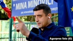 Președintele Alianței pentru Unirea Romanilor (AUR), deputatul George Simion, face declarații de presa, vineri, 30 septembrie 2022, la plecarea de la sediul Institutului de Medicina Legală.