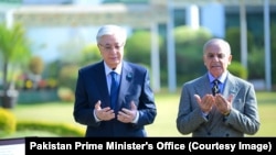 د پاکستان وزیراعظم محمد شهباز شریف او د قازقستان ولسمشر قاسم ژومارت توکايېف د فېبرورۍ پر څلورمه په اسلام اباد کې ملاقات کړی دی. 