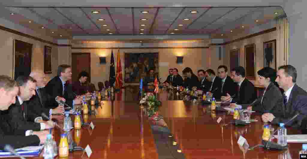 Работна средба во владата на Република Македонија - Еврокомесарот за проширување Штефан Филе и премиерот на Македонија Никола Груевски