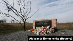 Jucării depuse la monumentul dedicat victimelor zborului MH17, regiunea Donețk, 9 martie, 2020