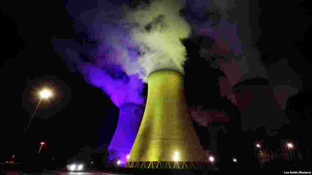 Turnurile de răcire ale centralei electrice pe cărbuni și biomasă Drax, din regiunea North Yorkshire, Anglia, la 1 aprilie.