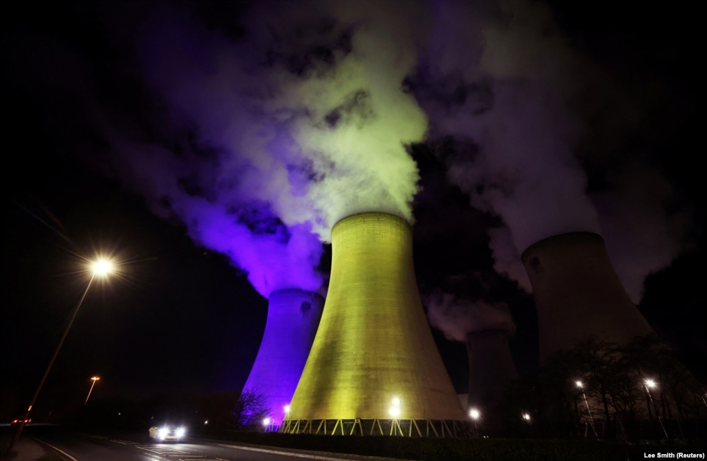 Kullat ftohëse të centralit energjetik Drax, në Angli, më 1 prill.
