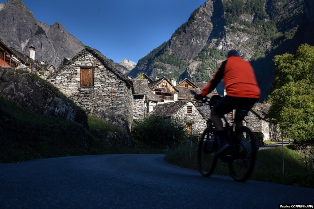 Një turist duke ngarë biçikletën e tij elektrike në Sonlerto.