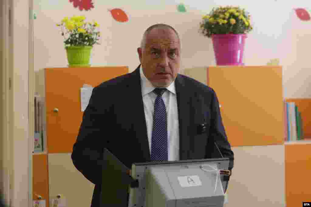 МАКЕДОНИЈА / БУГАРИЈА -&nbsp;Партијата Граѓани за европски развој на Бугарија (ГЕРБ) на поранешниот бугарски премиер Бојко Борисов и ВМРО &ndash; Бугарско национално движење (ВМРО-БНД) на Красимир Каракачанов добија најголем број гласови од бугарските граѓани кои вчера гласаа во земјава на предвремените парламентарни избори во Бугарија. На седумте отворени избирачки места во земјава гласале вкупно 461 лице, а најголем број или 172 своето избирачко право го искористите во Амбасадата на Бугарија во Скопје. За ГЕРБ гласале 127 бугарски избирачи, за ВМРО-БНД 91, Продолжуваме со промените на Кирил Петков добила 69 гласа, Демократска Бугарија 38, Преродба 30, а 22 бугарски граѓани својот глас го дале за Има таков народ на Слави Трифонов.