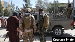 افراد امنیتی طالبان در برابر مرکز آموزشی کاج در کابل 