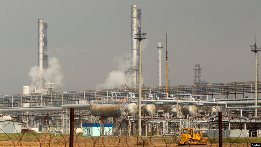 Imagine de arhivă: O rafinărie de petrol situată pe o ramificație a oleoductului Drujba de Nord este văzută în apropiere de Mozyr, la aproximativ 300 km sud-est de Minsk, capitala Belarusului.