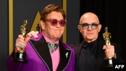  Eлтън Джон и Бърти Топин със златните статуетки в Dolby Theater в Холивуд 