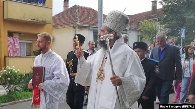 Episkop Srpske pravoslavne crkve u Crnoj Gori Metodije u šetnji ulicama Danilovgrada, u pratnji dvojice predstavnika „Saveza kozaka”, 9. oktobar , 2022. godine