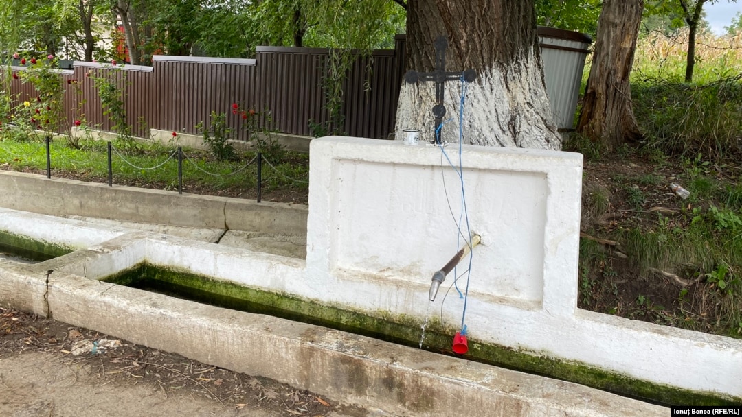 În comuna Frumușica din județul Botoșani, locuitorii folosesc astfel de puțuri pentru apă. Prin țevile din fața porților lor nu curge apă.