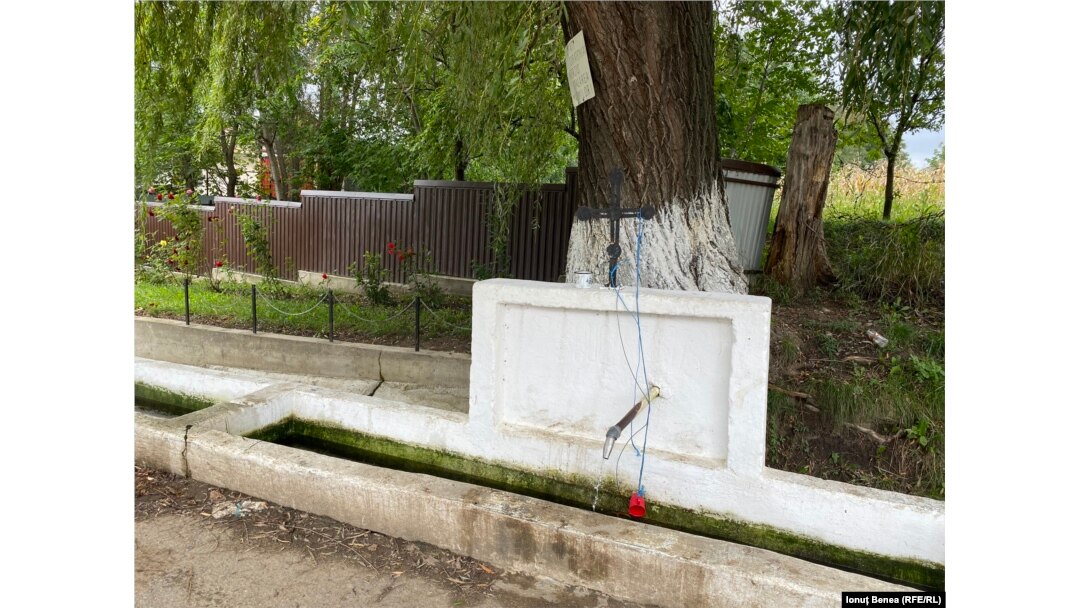 Puțul de unde se alimentează locuitorii din Storești, dar și din alte sate învecinate. DSP a constatat că apa nu este bună de băut.