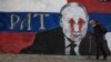 O femeie în vârstă merge pe lângă o pictură murală a președintelui rus Vladimir Putin, care a fost vandalizată cu vopsea roșie și cu cuvântul război scris în locul textului original „frate”, Belgrad, Serbia, 29 aprilie 2022.