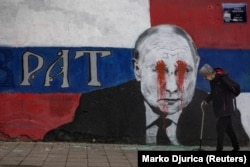 Mural ruskog predsednika Vladimira Putina s natpisom "Brat" išaran crvenim sprejom, u Beogradu.