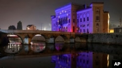 BiH, kao zemlja kandidat, ima obavezu da vanjsku politiku usklađuje sa EU(Foto: Zastava Evropske unije na zgradi Gradske vijećnice u Sarajevu, 12. oktobra 2022.)