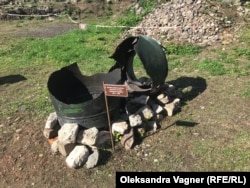 Обломки ракеты С-300, которую российские военные использовали во время бомбежек украинских городов. Обломки, наряду с другими использующимися в Украине российскими вооружениями, выставлены на внутреннем дворе ужгородского замка