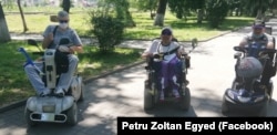 Deși suferă de distrofie musculară, Zolt Egyed (n centru) este o persoană activă, care organizează adeseori excursii pentru camarazii săi.