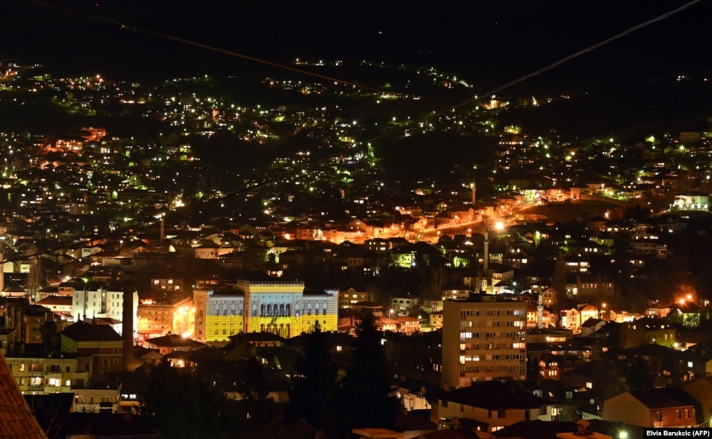 Objekti i Komunës së Sarajevës, kryeqyteti i Bosnjës dhe Hercegovinës, i ndriçuar kaltër e verdhë në mbrëmjen e 24 shkurtit.